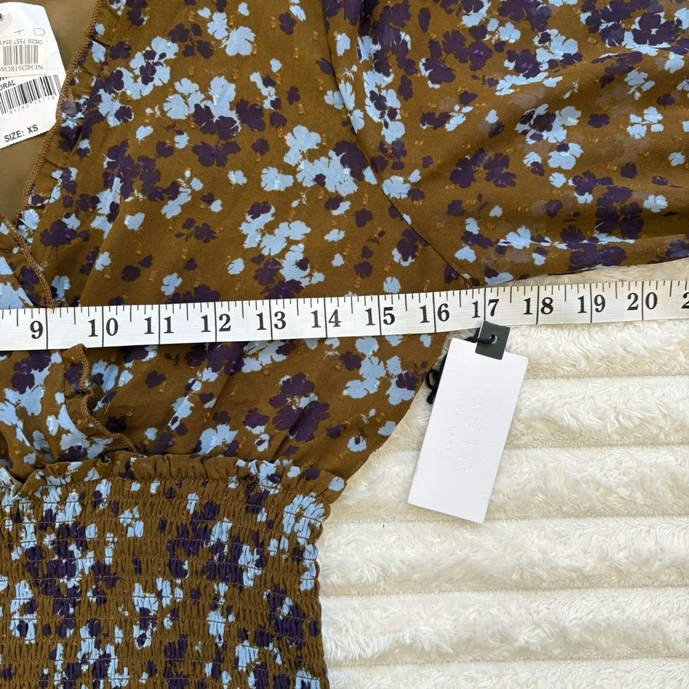 NWT ASTR THE LABEL Brown Blue Floral Smocked Surplice Blouse XS Puff Sleeve